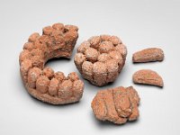 Ame Ker 132  Ame Ker 132,  Mexiko, Bundesstaat Yucatan, Cuyo de Ancona, Maya, Postklassische Periode, 900-1450 n. Chr., Fragmente eines figürlichen Räuchergefäßes, Ton, H 2 cm, Dm 4,5 cm : Museumsfoto: Claus Cordes, Bestandskatalog Ethnologie